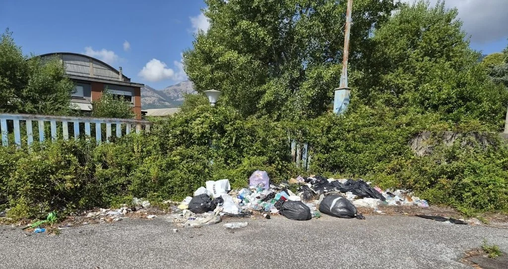 Primo piano sui rifiuti abbandonati