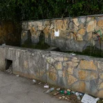 Rocchetta al Volturno, la fontana sulla ss158 ridotta a una pattumiera