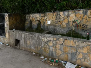 Rocchetta al Volturno, la fontana sulla ss158 ridotta a una pattumiera