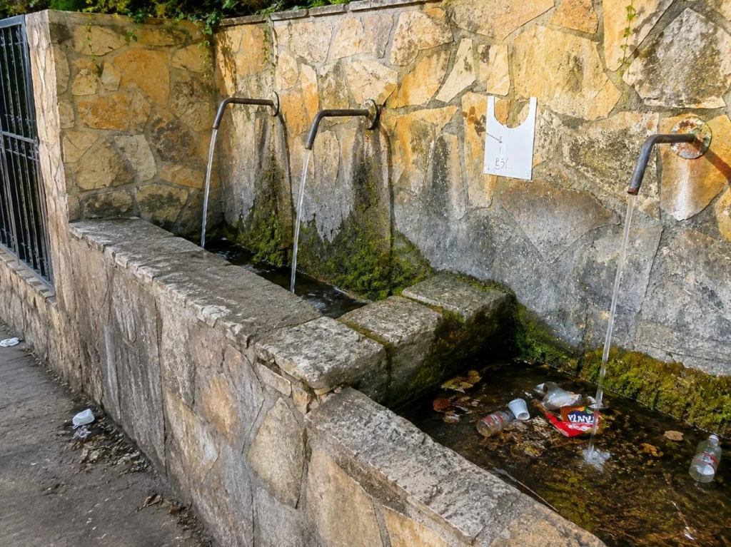 Spazzatura all'interno della fontana