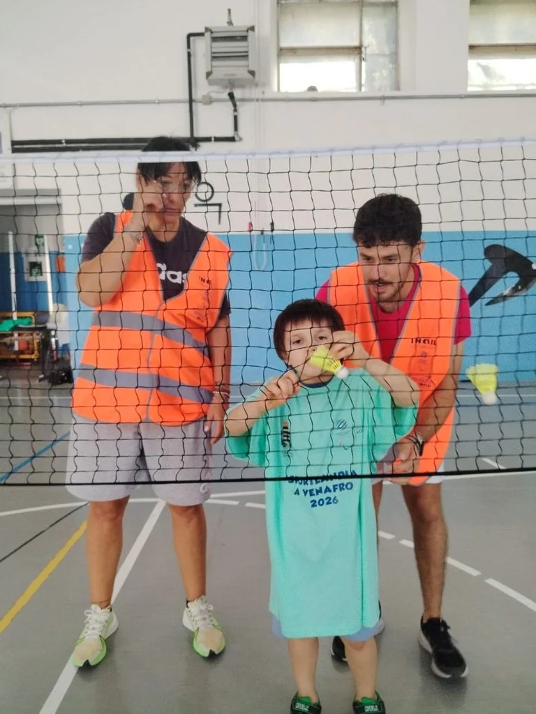 Un bimbo alle prese con il suo gioco