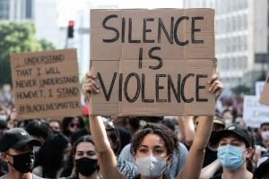 Né woke né anti-woke. Prima viene l’uomo