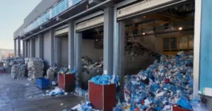 Plastica, la crisi arriva alla raccolta.