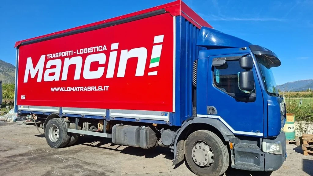Camion fermi sui piazzali