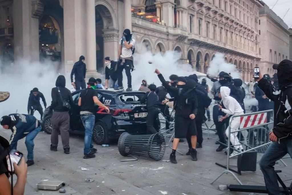 L'altro volto della protesta: violenza Milano. Auto dei Carabinieri distrutta da violenti.