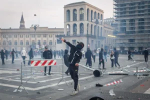 Milano e la società senza legami. Quando i diritti diventano armi e la politica scompare
